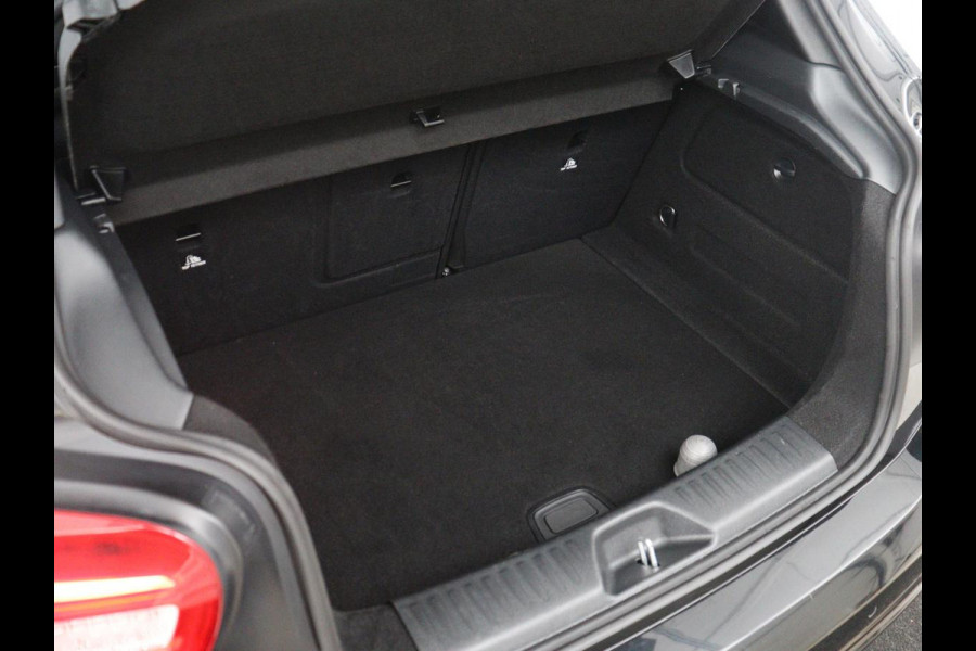 Mercedes-Benz A-Klasse 180 Business Solution AMG | Leder/alcantara | Stoelverwarming | Cruise control | Navigatie | Bluetooth | Camera | Park assist | Trekhaak