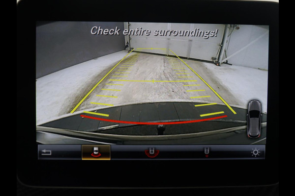 Mercedes-Benz A-Klasse 180 Business Solution AMG | Leder/alcantara | Stoelverwarming | Cruise control | Navigatie | Bluetooth | Camera | Park assist | Trekhaak