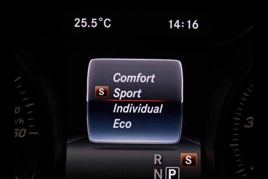 Mercedes-Benz A-Klasse 180 Business Solution AMG | Leder/alcantara | Stoelverwarming | Cruise control | Navigatie | Bluetooth | Camera | Park assist | Trekhaak