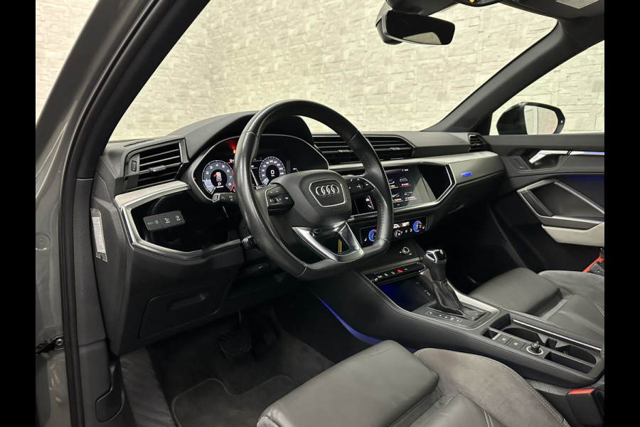 Audi Q3 35 TFSI S-Line | ACC | Trekhaak | Leder | Sportstoelen | Matrix-LED | Standkachel | Sfeerverlichting | Uniek Interieur | Carplay | 20 inch | Audi-Sound | Getint Glas | Lane-Assist | Stoelverwarming | Virtual-Cockpit | Dodehoek |