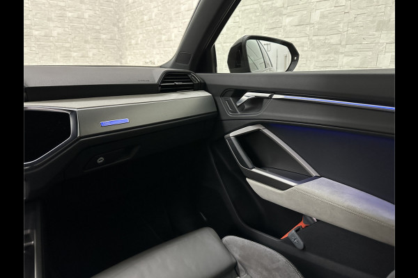 Audi Q3 35 TFSI S-Line | ACC | Trekhaak | Leder | Sportstoelen | Matrix-LED | Standkachel | Sfeerverlichting | Uniek Interieur | Carplay | 20 inch | Audi-Sound | Getint Glas | Lane-Assist | Stoelverwarming | Virtual-Cockpit | Dodehoek |