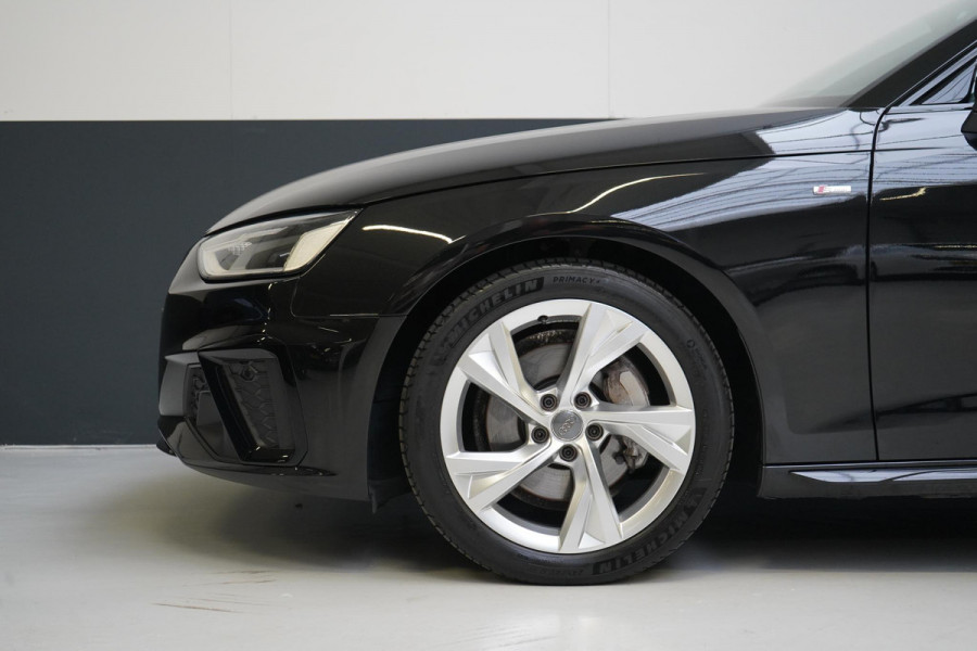 Audi A4 Avant 40 TFSI S edition Competition | Zwart optiek | Panoramadak | Trekhaak | Adaptive | Carplay | Camera | Leder | Sportstoelen