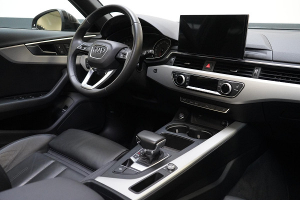 Audi A4 Avant 40 TFSI S edition Competition | Zwart optiek | Panoramadak | Trekhaak | Adaptive | Carplay | Camera | Leder | Sportstoelen