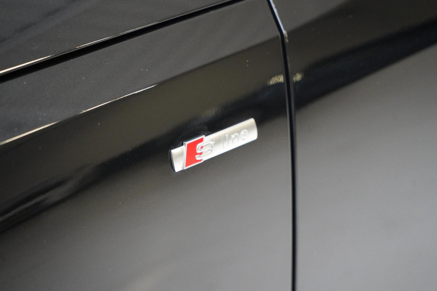 Audi A4 Avant 40 TFSI S edition Competition | Zwart optiek | Panoramadak | Trekhaak | Adaptive | Carplay | Camera | Leder | Sportstoelen