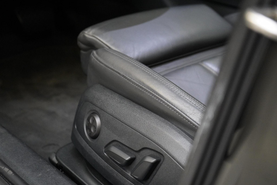 Audi A4 Avant 40 TFSI S edition Competition | Zwart optiek | Panoramadak | Trekhaak | Adaptive | Carplay | Camera | Leder | Sportstoelen
