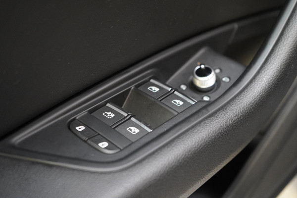 Audi A4 Avant 40 TFSI S edition Competition | Zwart optiek | Panoramadak | Trekhaak | Adaptive | Carplay | Camera | Leder | Sportstoelen