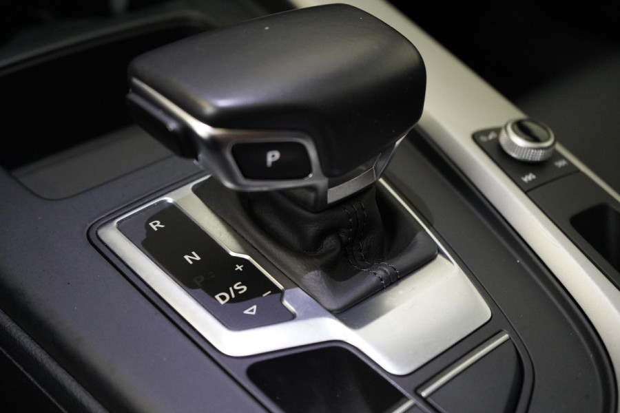 Audi A4 Avant 40 TFSI S edition Competition | Zwart optiek | Panoramadak | Trekhaak | Adaptive | Carplay | Camera | Leder | Sportstoelen