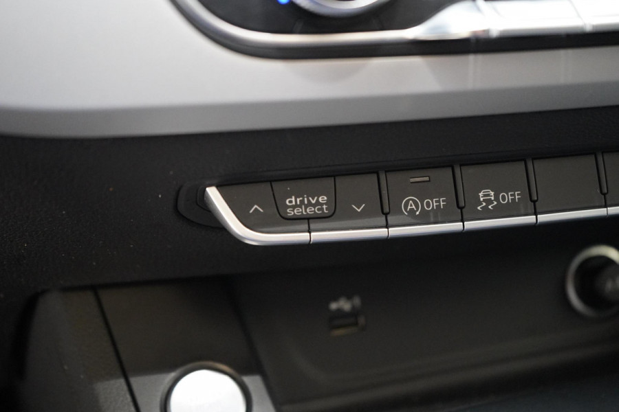 Audi A4 Avant 40 TFSI S edition Competition | Zwart optiek | Panoramadak | Trekhaak | Adaptive | Carplay | Camera | Leder | Sportstoelen