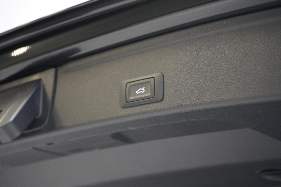 Audi A4 Avant 40 TFSI S edition Competition | Zwart optiek | Panoramadak | Trekhaak | Adaptive | Carplay | Camera | Leder | Sportstoelen