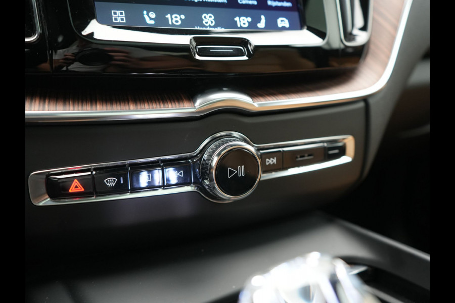Volvo XC60 T6 AWD Plus Dark LONG RANGE PHEV 350pk Dealer O.H. | Trekhaak Af Fabriek | Panodak | Adaptive Cruise | 360 Camera | Nappa Lederen Sportstoelen Memory & Ventilatie | Blis | Keyless | Stoelen & Stuur Verwarmd | Google Assistent | Apple Carplay  Plug In Hybrid |