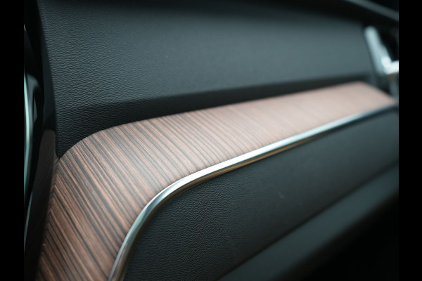 Volvo XC60 T6 AWD Plus Dark LONG RANGE PHEV 350pk Dealer O.H. | Trekhaak Af Fabriek | Panodak | Adaptive Cruise | 360 Camera | Nappa Lederen Sportstoelen Memory & Ventilatie | Blis | Keyless | Stoelen & Stuur Verwarmd | Google Assistent | Apple Carplay  Plug In Hybrid |