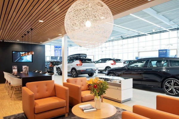Volvo XC40 B4 211PK Automaat Plus Dark / Adaptive Cruise control / 360 Camera / Extra getint glas / 20'' velgen / Harman Kardon / Elektrisch verstelbare stoelen met geheugen / Stoel- en stuurverwarming / Elektrisch panorama schuifdak