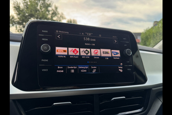 Volkswagen T-Roc 1.0 TSI Life Business CAMERA / ACC / STOEL & STUURVERW / LED / KEYLESS GO / TELEFOONLADER / ECC / CARPLAY / NAVI