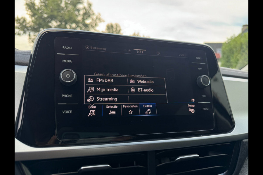 Volkswagen T-Roc 1.0 TSI Life Business CAMERA / ACC / STOEL & STUURVERW / LED / KEYLESS GO / TELEFOONLADER / ECC / CARPLAY / NAVI