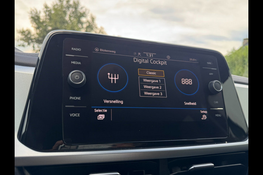 Volkswagen T-Roc 1.0 TSI Life Business CAMERA / ACC / STOEL & STUURVERW / LED / KEYLESS GO / TELEFOONLADER / ECC / CARPLAY / NAVI