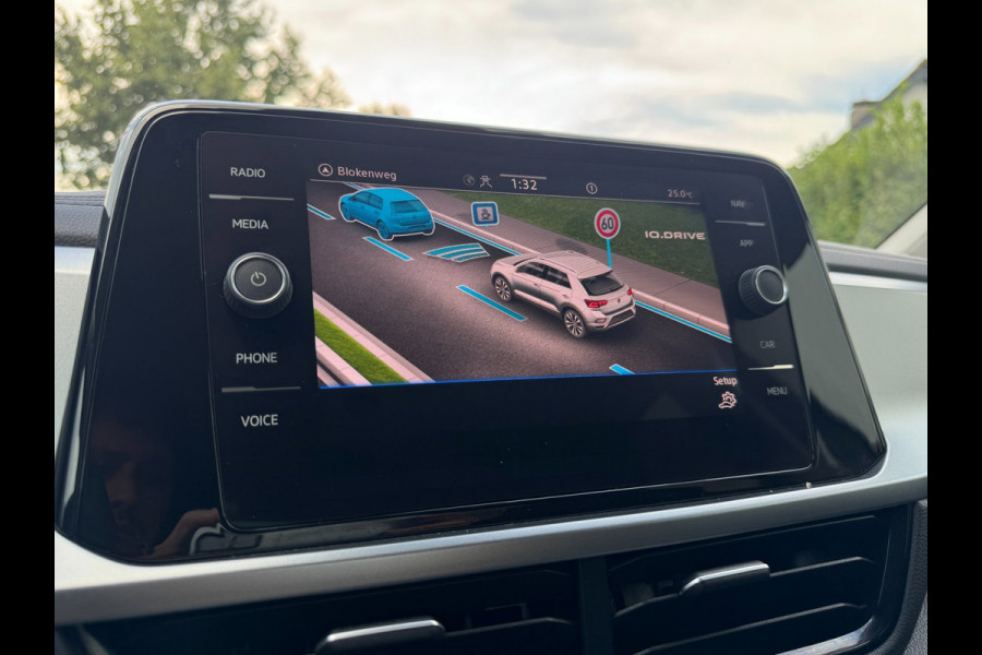 Volkswagen T-Roc 1.0 TSI Life Business CAMERA / ACC / STOEL & STUURVERW / LED / KEYLESS GO / TELEFOONLADER / ECC / CARPLAY / NAVI