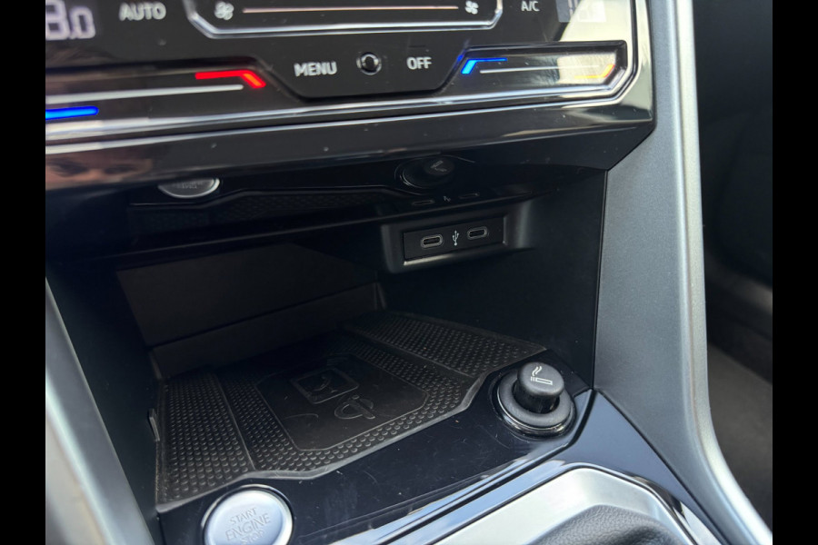 Volkswagen T-Roc 1.0 TSI Life Business CAMERA / ACC / STOEL & STUURVERW / LED / KEYLESS GO / TELEFOONLADER / ECC / CARPLAY / NAVI