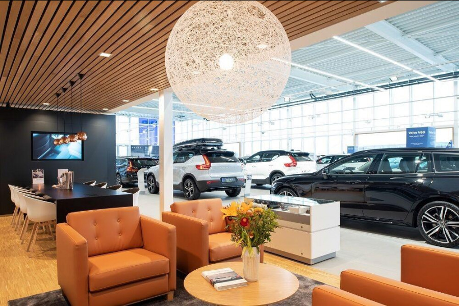 Volvo EX40 252PK Single Motor Extended Range 82 kWh Plus / Lounge pakket / Extra getint glas / Panoramadak / 360 camera / 20'' velgen / zwart dak