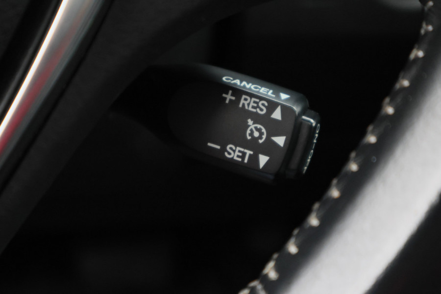 Toyota Auris Touring Sports 1.8 Hybrid Dynamic Panoramadak, Keyless, Camera, Navigatie, Climate, 16"