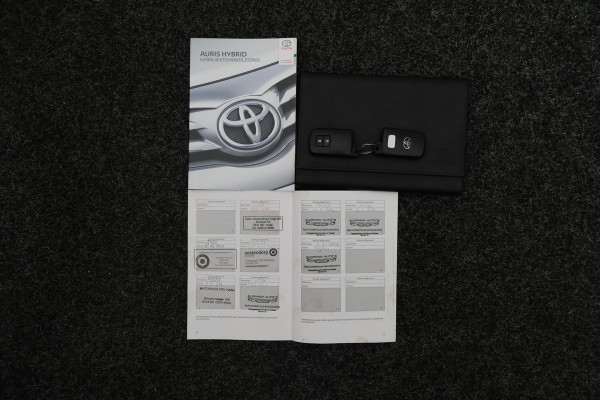Toyota Auris Touring Sports 1.8 Hybrid Dynamic Panoramadak, Keyless, Camera, Navigatie, Climate, 16"