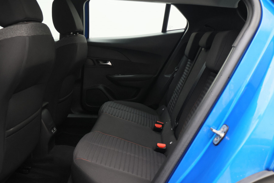 Peugeot e-2008 EV Active Pack 50 kWh SOH 90%, Camera, Apple Carplay, Climate, Cruise, PDC