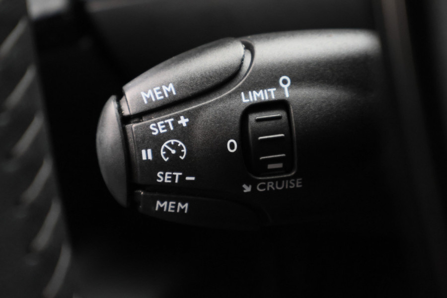 Peugeot e-2008 EV Active Pack 50 kWh SOH 90%, Camera, Apple Carplay, Climate, Cruise, PDC