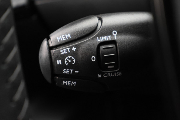 Peugeot e-2008 EV Active Pack 50 kWh SOH 90%, Camera, Apple Carplay, Climate, Cruise, PDC