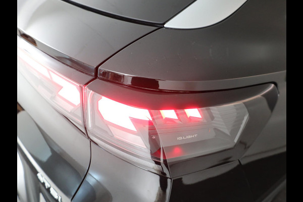 Volkswagen T-Roc 1.5 eTsi R-Line 150 pk Automaat (DSG) | Navigatie | Parkeersensoren (Park assist) | Achteruitrijcamera | Matrix LED koplampen | Keyless | R-Line |