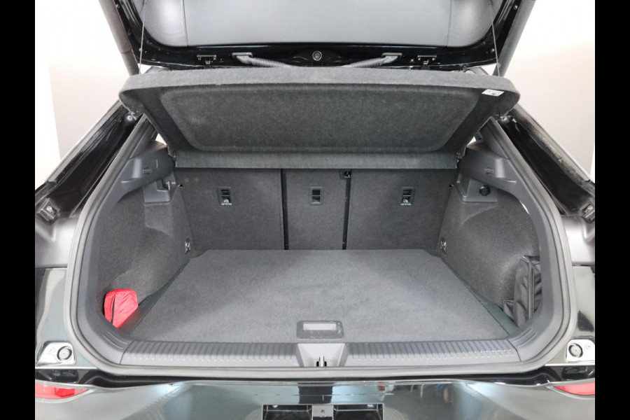 Volkswagen T-Roc 1.5 eTsi R-Line 150 pk Automaat (DSG) | Navigatie | Parkeersensoren (Park assist) | Achteruitrijcamera | Matrix LED koplampen | Keyless | R-Line |