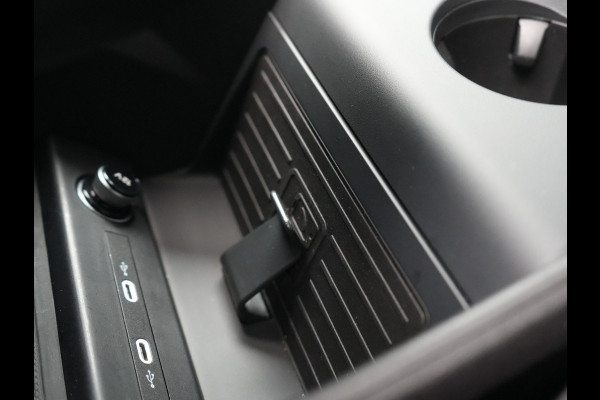 Audi Q4 e-tron 40 S edition 82 kWh 204pk Dealer O.H. | Adaptive Cruise | Head Up | Camera | Lederen Sportstoelen Memory & Verwarmd | Blis | Keyless | Matrix LED | Apple Carplay | Navigatie | DAB | 19"L.M |