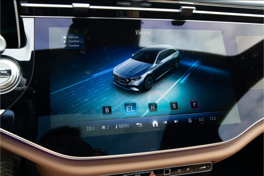 Mercedes-Benz E-Klasse Estate 300 e AMG Premium, Hyperscreen, Distronic, Pano, Bruin Leder, Trekhaak, Nightpakket 2025