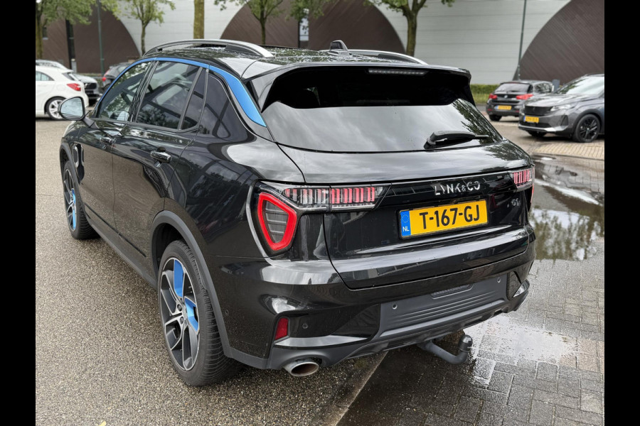 Lynk & Co 01 1.5 ORIGINEEL NEDERLANDSE AUTO MET NAP | FACELIFT MODEL | ZWARTE HEMEL | 360° CAMERA | APPLE CARPLAY | LED | ADAPTIVE CRUISE CONTROL | ELEKTRISCHE KOFFERBAK | AFNEEMBARE TREKHAAK | BLACK OPTIC-PAKKET OPTIONEEL | RIJKLAAR INCL. 12 MND. BOVAG GARANTIE