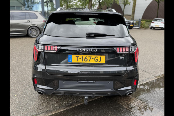 Lynk & Co 01 1.5 ORIGINEEL NEDERLANDSE AUTO MET NAP | FACELIFT MODEL | ZWARTE HEMEL | 360° CAMERA | APPLE CARPLAY | LED | ADAPTIVE CRUISE CONTROL | ELEKTRISCHE KOFFERBAK | AFNEEMBARE TREKHAAK | BLACK OPTIC-PAKKET OPTIONEEL | RIJKLAAR INCL. 12 MND. BOVAG GARANTIE