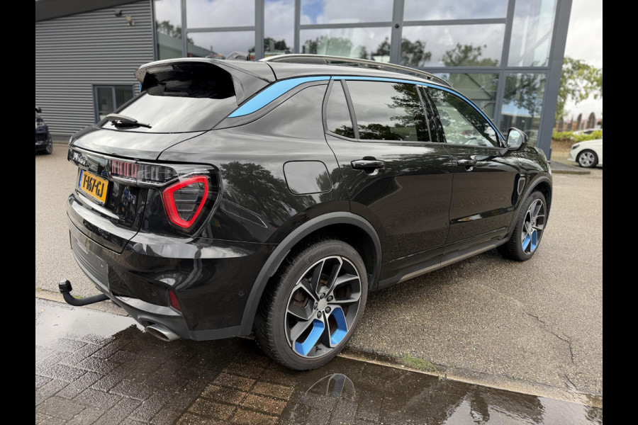 Lynk & Co 01 1.5 ORIGINEEL NEDERLANDSE AUTO MET NAP | FACELIFT MODEL | ZWARTE HEMEL | 360° CAMERA | APPLE CARPLAY | LED | ADAPTIVE CRUISE CONTROL | ELEKTRISCHE KOFFERBAK | AFNEEMBARE TREKHAAK | BLACK OPTIC-PAKKET OPTIONEEL | RIJKLAAR INCL. 12 MND. BOVAG GARANTIE