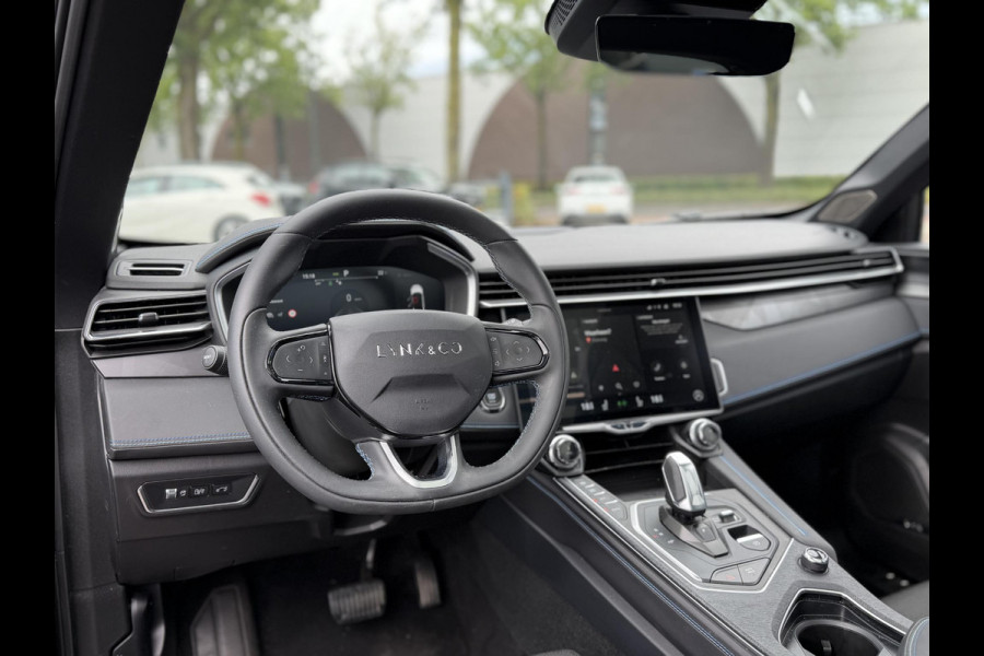 Lynk & Co 01 1.5 ORIGINEEL NEDERLANDSE AUTO MET NAP | FACELIFT MODEL | ZWARTE HEMEL | 360° CAMERA | APPLE CARPLAY | LED | ADAPTIVE CRUISE CONTROL | ELEKTRISCHE KOFFERBAK | AFNEEMBARE TREKHAAK | BLACK OPTIC-PAKKET OPTIONEEL | RIJKLAAR INCL. 12 MND. BOVAG GARANTIE