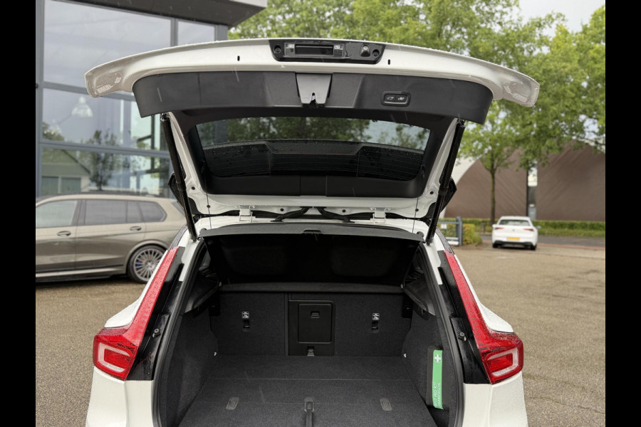 Volvo XC40 Single Motor Plus 69 kWh ELEKTRISCHE KOFFERBAK | VOLVO DEALER ONDERHOUDEN | ADAPTIVE CRUISE CONTROL | STOEL- + STUURWIELVERWARMING | CAMERA | ALL-IN PRIJS INCL. 12 MND BOVAG GARANTIE