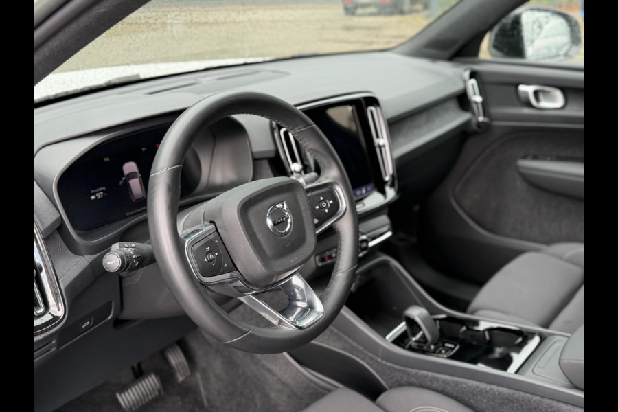 Volvo XC40 Single Motor Plus 69 kWh ELEKTRISCHE KOFFERBAK | VOLVO DEALER ONDERHOUDEN | ADAPTIVE CRUISE CONTROL | STOEL- + STUURWIELVERWARMING | CAMERA | ALL-IN PRIJS INCL. 12 MND BOVAG GARANTIE