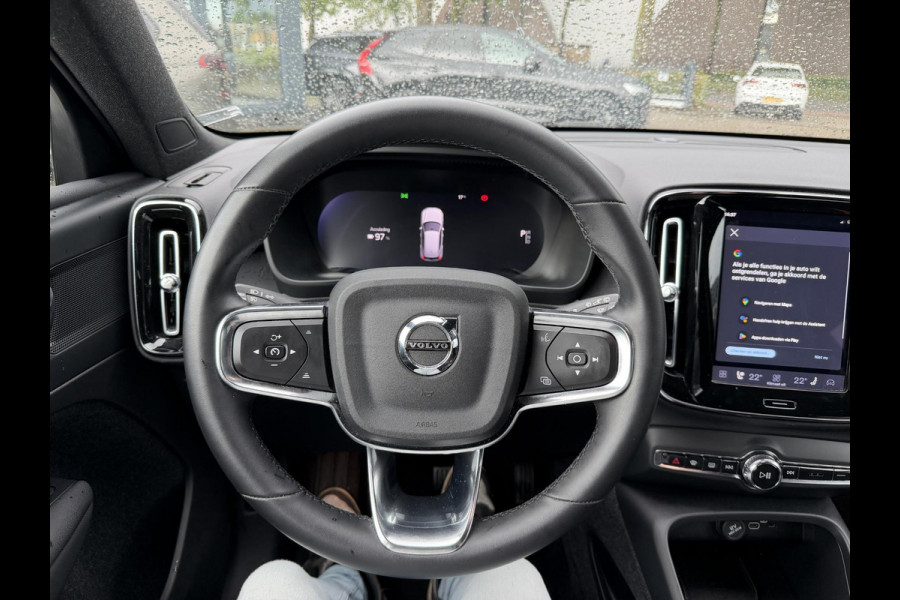 Volvo XC40 Single Motor Plus 69 kWh ELEKTRISCHE KOFFERBAK | VOLVO DEALER ONDERHOUDEN | ADAPTIVE CRUISE CONTROL | STOEL- + STUURWIELVERWARMING | CAMERA | ALL-IN PRIJS INCL. 12 MND BOVAG GARANTIE