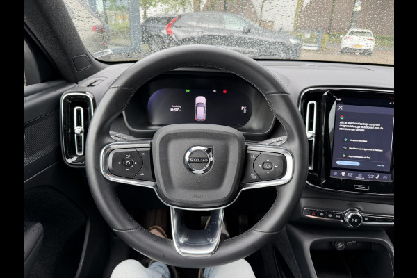 Volvo XC40 Single Motor Plus 69 kWh ELEKTRISCHE KOFFERBAK | VOLVO DEALER ONDERHOUDEN | ADAPTIVE CRUISE CONTROL | STOEL- + STUURWIELVERWARMING | CAMERA | ALL-IN PRIJS INCL. 12 MND BOVAG GARANTIE