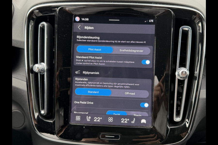 Volvo XC40 Single Motor Plus 69 kWh ELEKTRISCHE KOFFERBAK | VOLVO DEALER ONDERHOUDEN | ADAPTIVE CRUISE CONTROL | STOEL- + STUURWIELVERWARMING | CAMERA | ALL-IN PRIJS INCL. 12 MND BOVAG GARANTIE