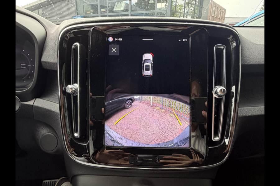 Volvo XC40 Single Motor Plus 69 kWh ELEKTRISCHE KOFFERBAK | VOLVO DEALER ONDERHOUDEN | ADAPTIVE CRUISE CONTROL | STOEL- + STUURWIELVERWARMING | CAMERA | ALL-IN PRIJS INCL. 12 MND BOVAG GARANTIE