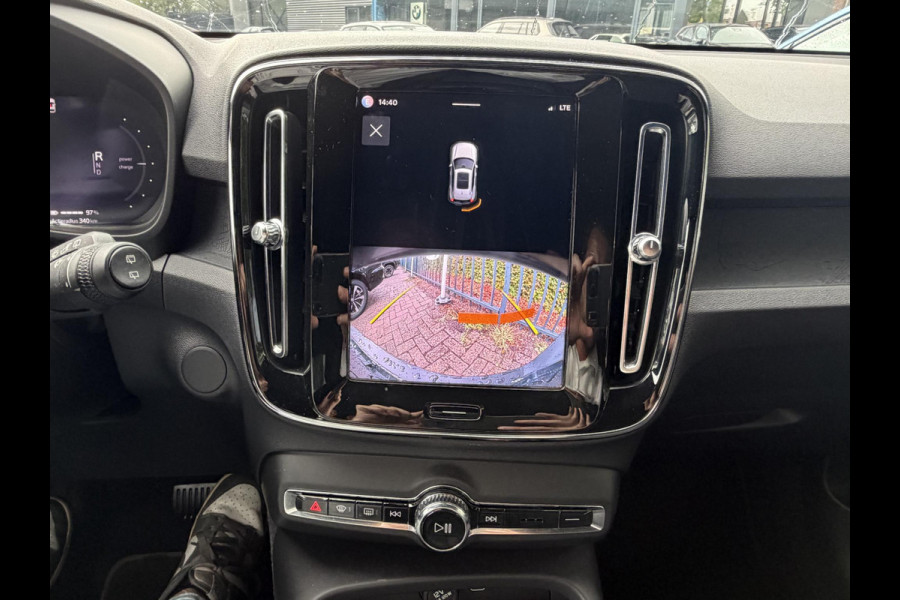Volvo XC40 Single Motor Plus 69 kWh ELEKTRISCHE KOFFERBAK | VOLVO DEALER ONDERHOUDEN | ADAPTIVE CRUISE CONTROL | STOEL- + STUURWIELVERWARMING | CAMERA | ALL-IN PRIJS INCL. 12 MND BOVAG GARANTIE