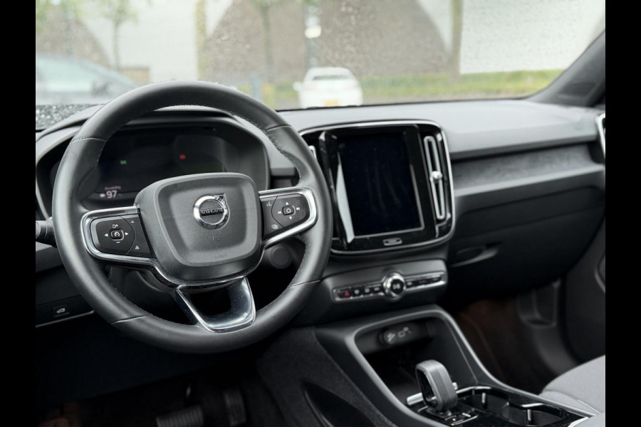 Volvo XC40 Single Motor Plus 69 kWh ELEKTRISCHE KOFFERBAK | VOLVO DEALER ONDERHOUDEN | ADAPTIVE CRUISE CONTROL | STOEL- + STUURWIELVERWARMING | CAMERA | ALL-IN PRIJS INCL. 12 MND BOVAG GARANTIE