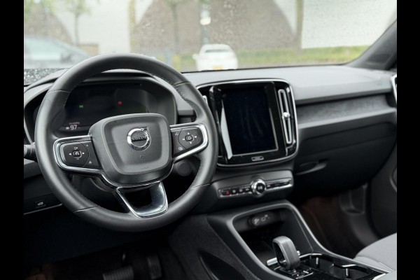 Volvo XC40 Single Motor Plus 69 kWh ELEKTRISCHE KOFFERBAK | VOLVO DEALER ONDERHOUDEN | ADAPTIVE CRUISE CONTROL | STOEL- + STUURWIELVERWARMING | CAMERA | ALL-IN PRIJS INCL. 12 MND BOVAG GARANTIE