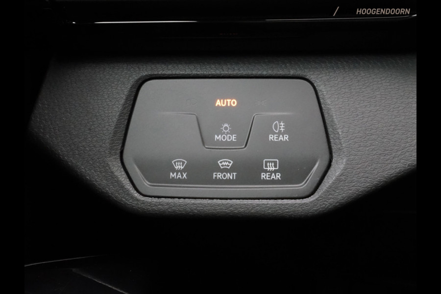Volkswagen ID.4 Pro 77 kWh Luxe (APPLE CARPLAY,TREKHAAK,CLIMATE,PARKEERSENSOREN,STOELVERWARMING,ADAPTIVE CRUISE,LED,ARMSTEUNEN)