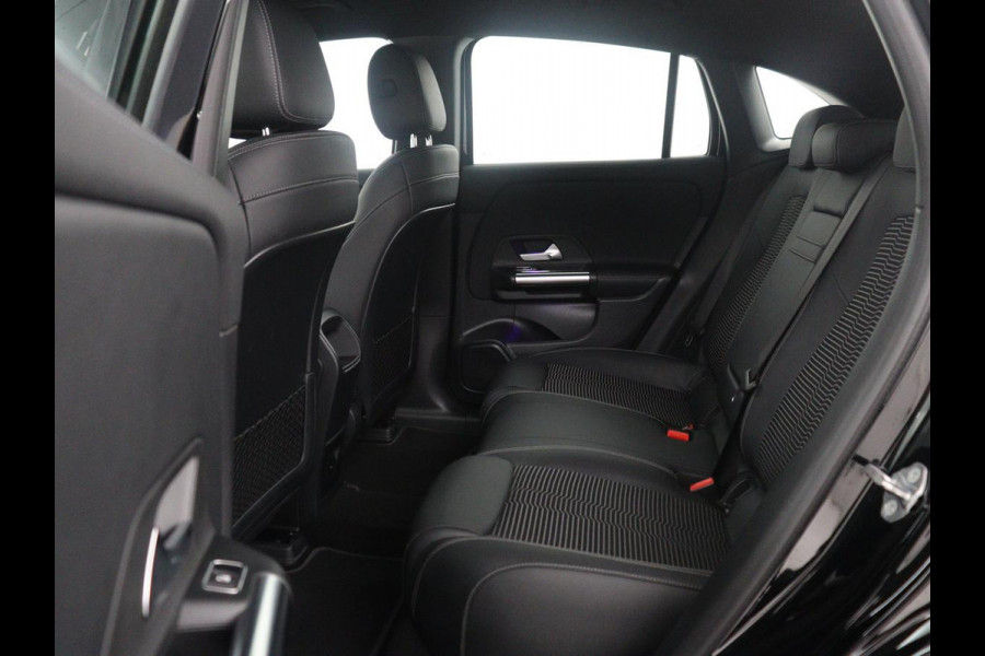 Mercedes-Benz EQA 250 Business Solution Luxury 67 kWh | SOH 94,7% | Half leder | Cruise control | Dodehoek detectie | Stoelverwarming | Camera | Park assist | Navigatie | Sfeerverlichting | Elektrische achterklep