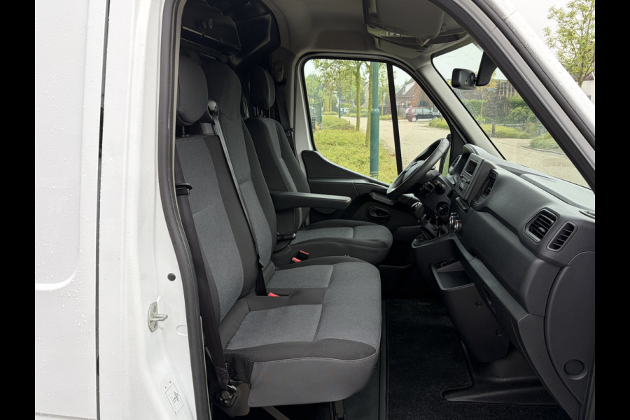 Renault Master T35 2.3 dCi 135PK Euro6 L2H2 ✓ 3-zits ✓ camera ✓ trekhaak 2500KG ✓ omvormer