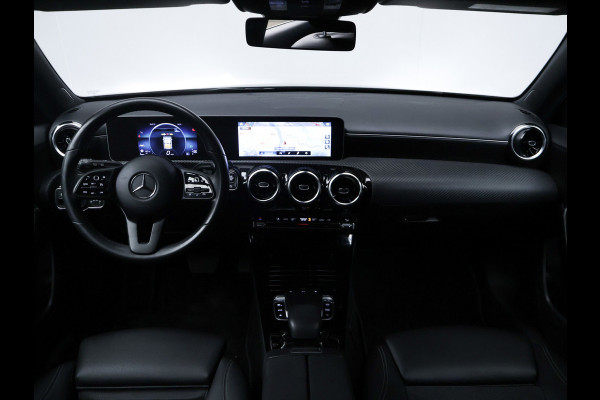 Mercedes-Benz A-Klasse 200 Business Solution Sport (CARPLAY,LED,DIGITAL COCKPIT,SPORTSTOELEN,CAMERA,NAVI,PDC,NETTESTAAT)