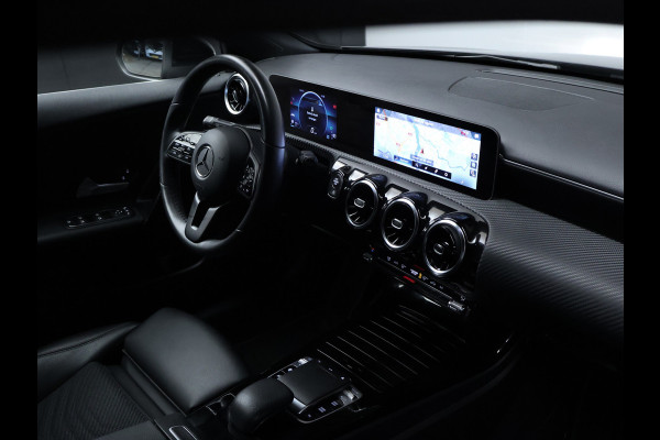 Mercedes-Benz A-Klasse 200 Business Solution Sport (CARPLAY,LED,DIGITAL COCKPIT,SPORTSTOELEN,CAMERA,NAVI,PDC,NETTESTAAT)