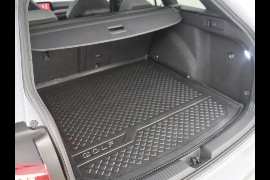 Volkswagen Golf Variant 1.5 eTSI R-Line Business | Panoramadak | Sportstoelen | Adaptive cruise | Stuur/stoel verwarming | Park assist | Navigatie | Carplay | Sfeerverlichting | Climate control | 18" velgen